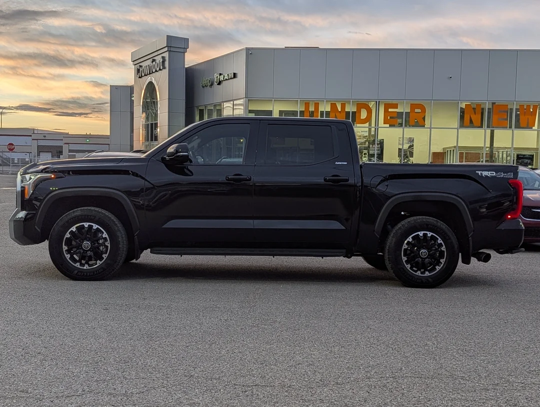Used 2024  Toyota 4X4 -Leather - Sunroof - Blind Spot - Park Assist - Lane Keep image 5