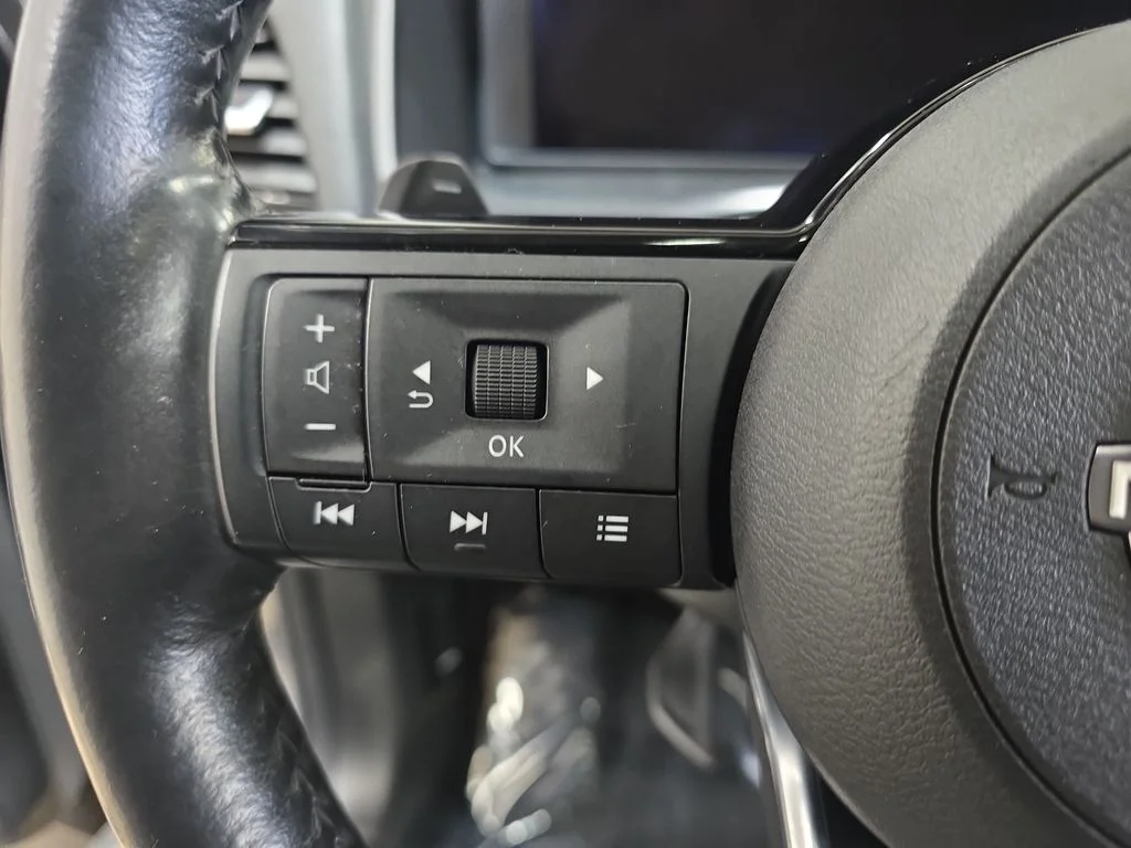 Used 2023 Gray Nissan Platinum image 17