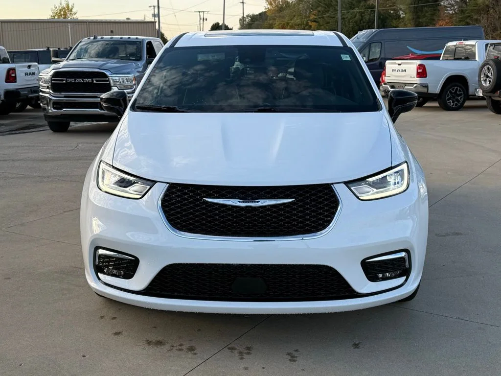 New 2026 Bright White Clear-Coat Exterior Paint Chrysler Limited image 3