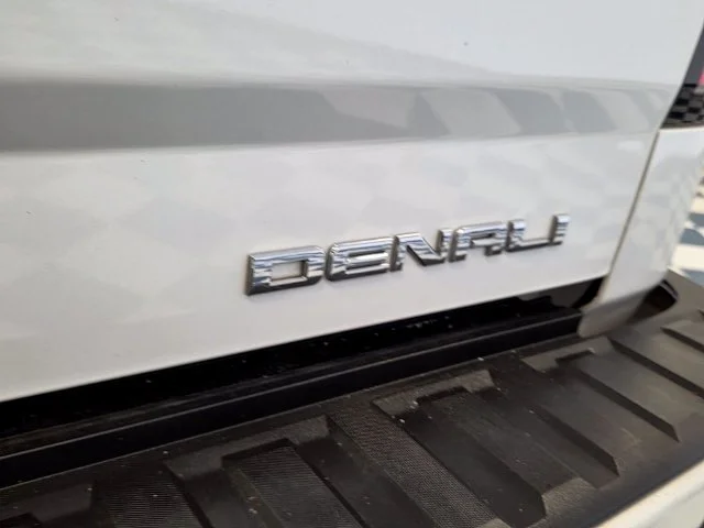Used 2018 WHITE FROST TRICOAT GMC Denali image 7