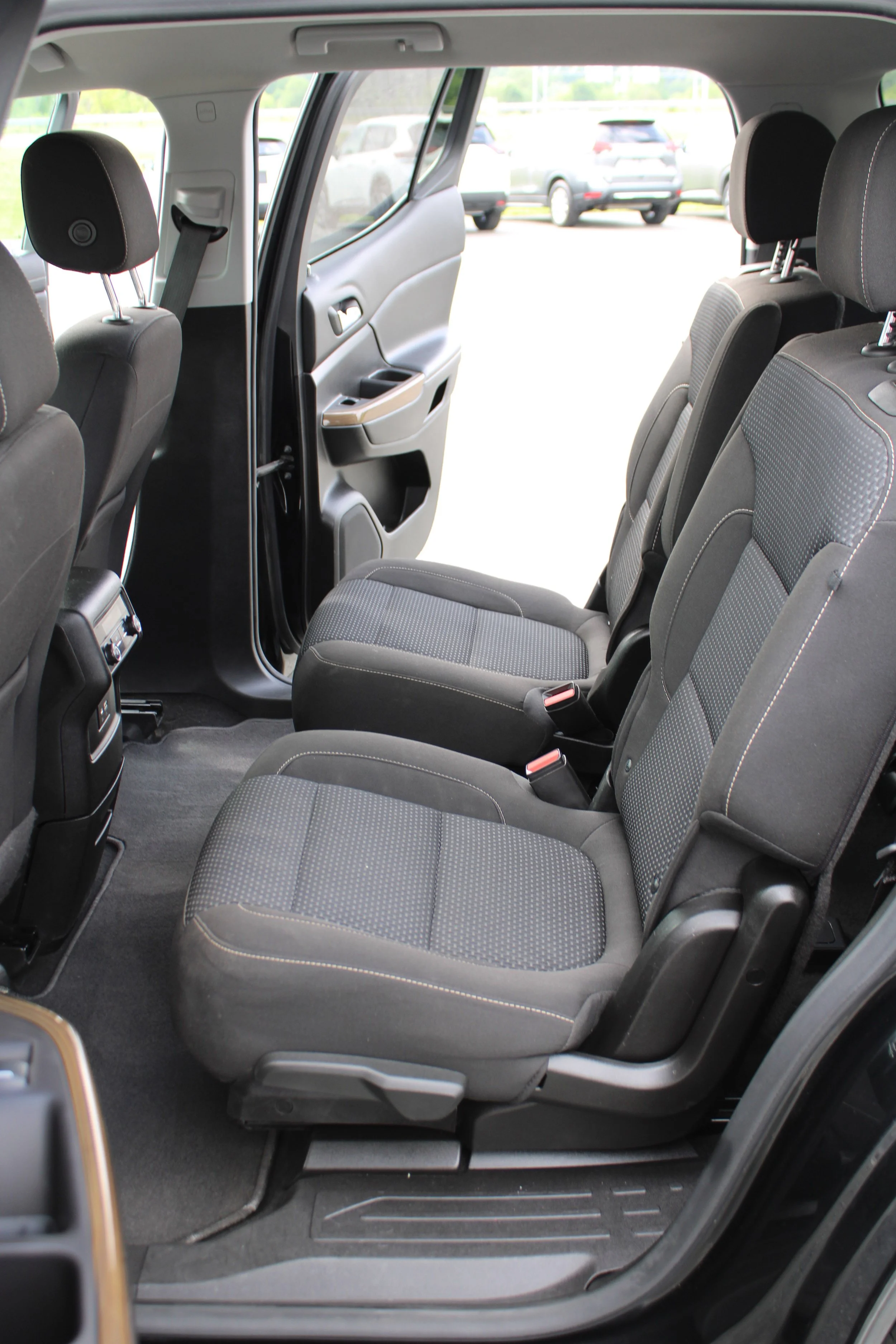 Used 2021 Ebony Twilight Metallic GMC SLE image 18