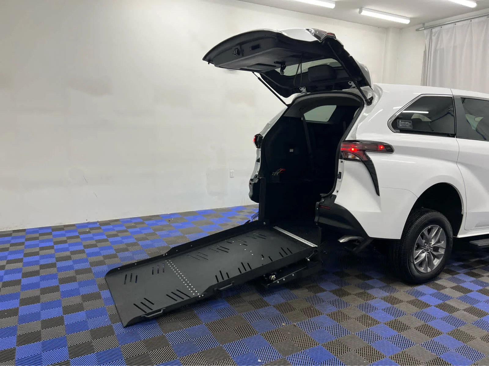 Used 2025 Ice Cap Toyota LE image 34