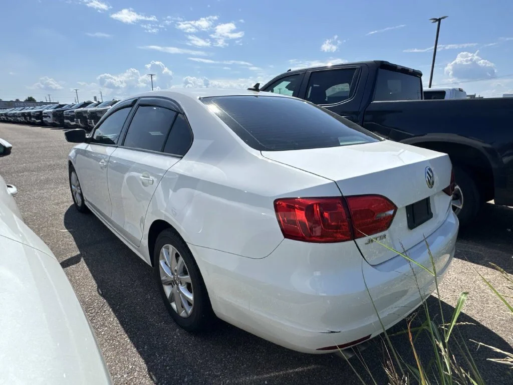 Used 2012 White Volkswagen 2.5L SE image 9
