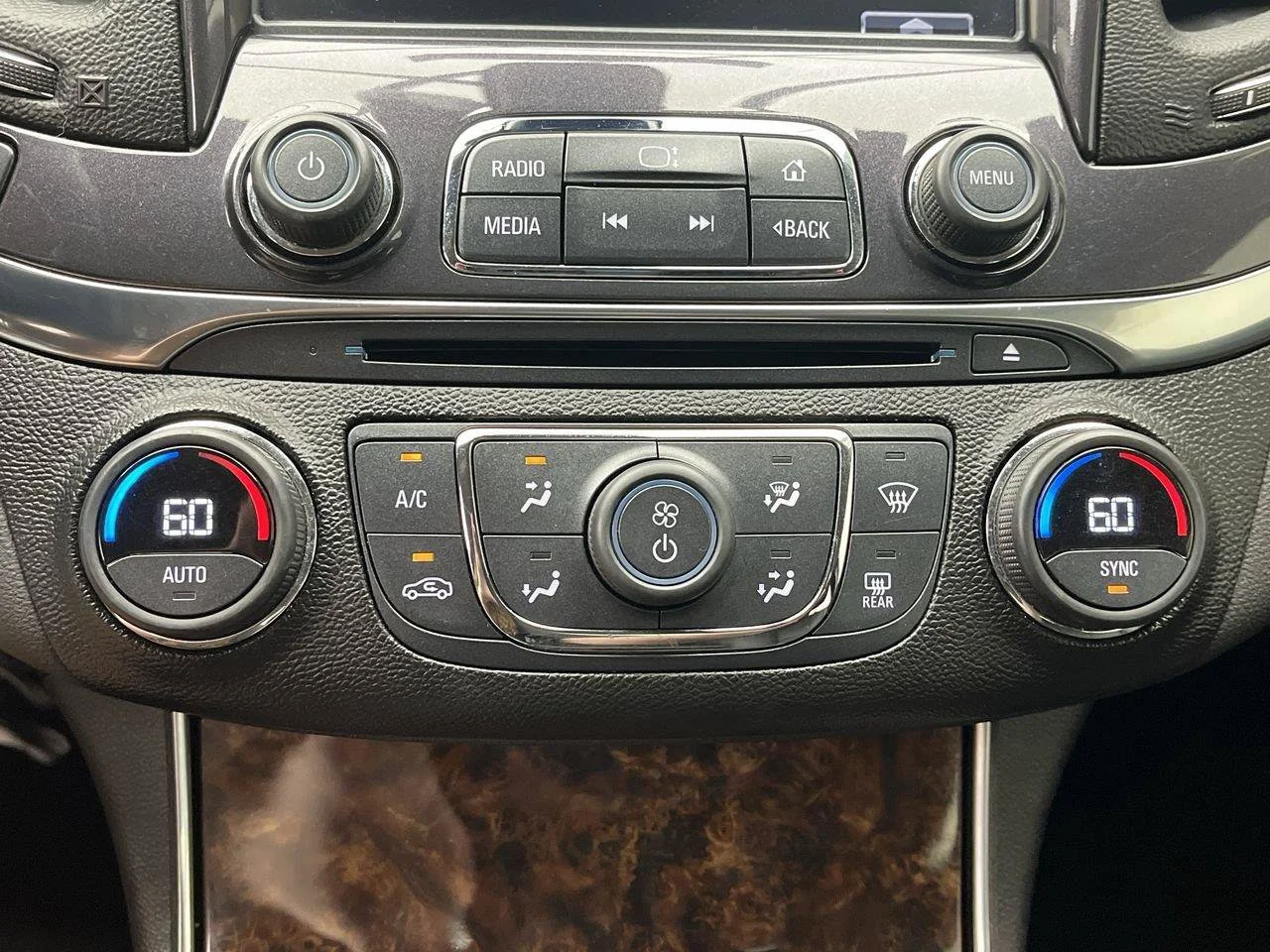 Used 2015 SILVER ICE METALLIC Chevrolet LT image 18