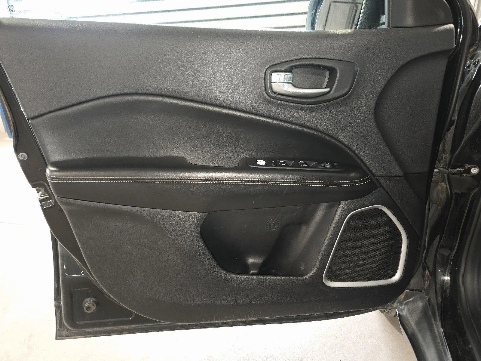 Used 2018 BLACK JEEP SPORT image 7