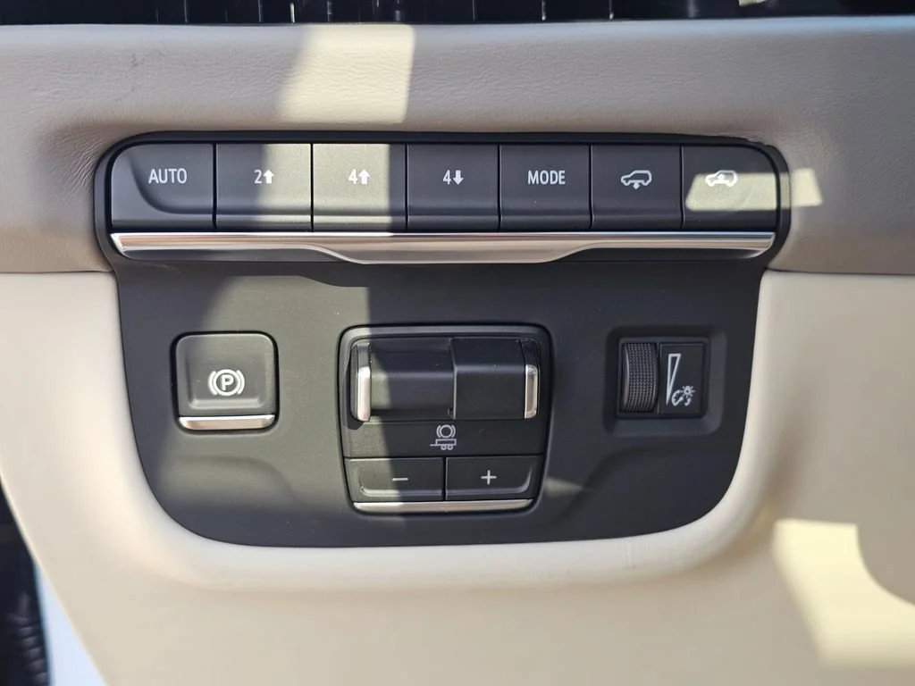 New 2026 Vibrant White Tricoat Cadillac Platinum Sport image 27