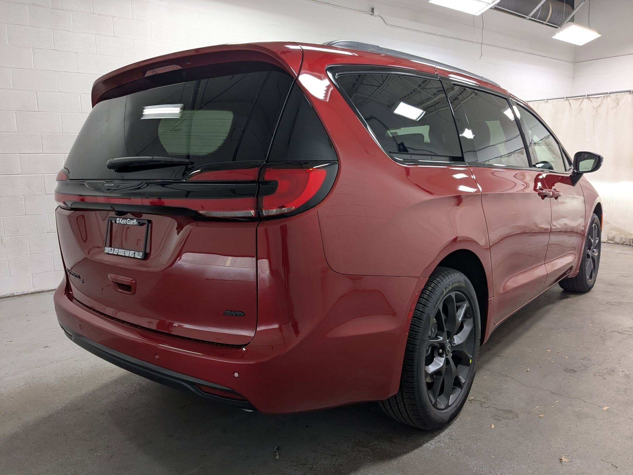 New 2026 Red Hot Pearl-Coat Exterior Paint Chrysler Select image 4