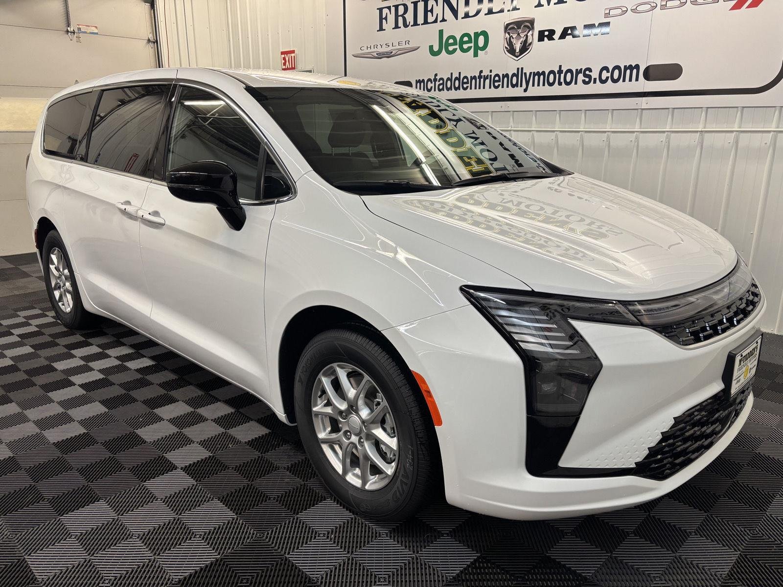 New 2027 Bright White Clear-Coat Paint Chrysler Select image 3