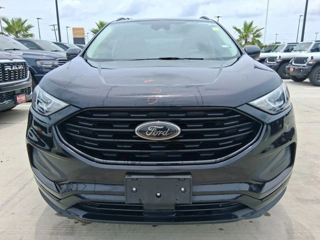 Used 2022 Black Ford SE image 2