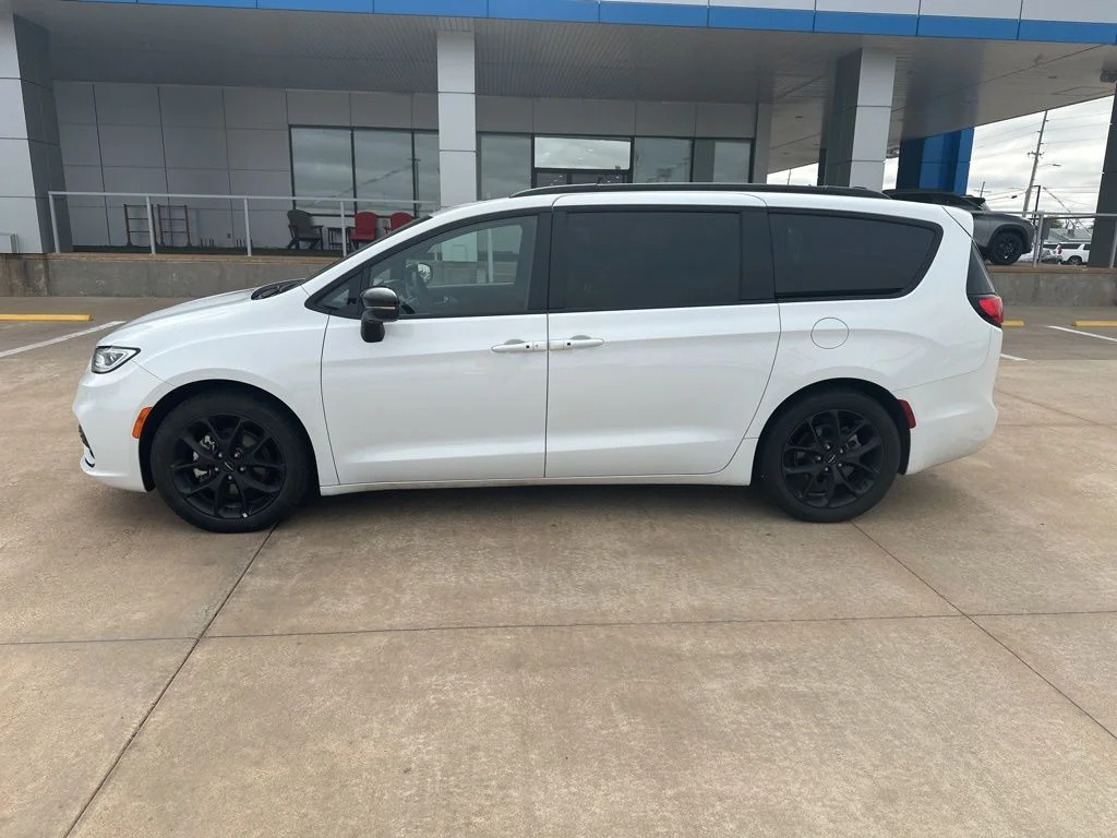 Used 2025 White Chrysler Limited image 33