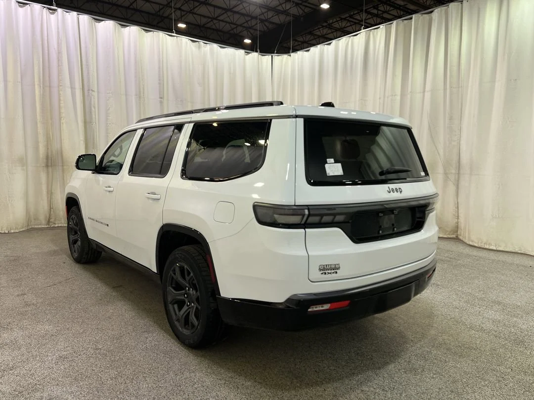 New 2026 Bright White Clear-Coat Exterior Paint Jeep Limited Altitude image 9