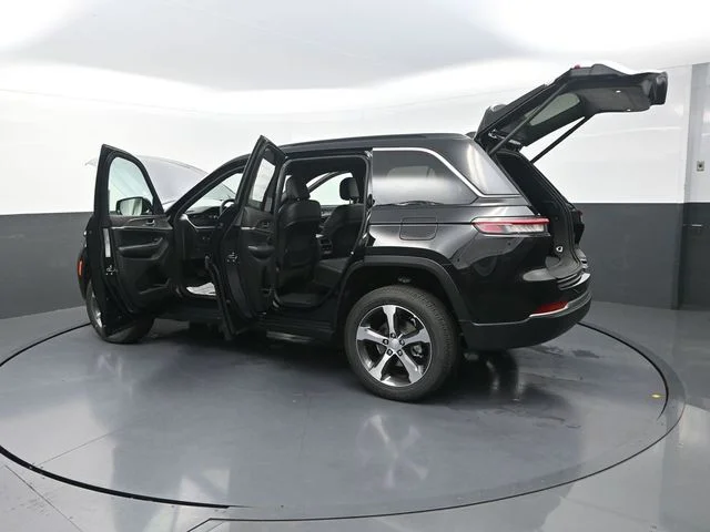 New 2026 Diamond Black Crystal Pearlcoat Jeep Limited image 33