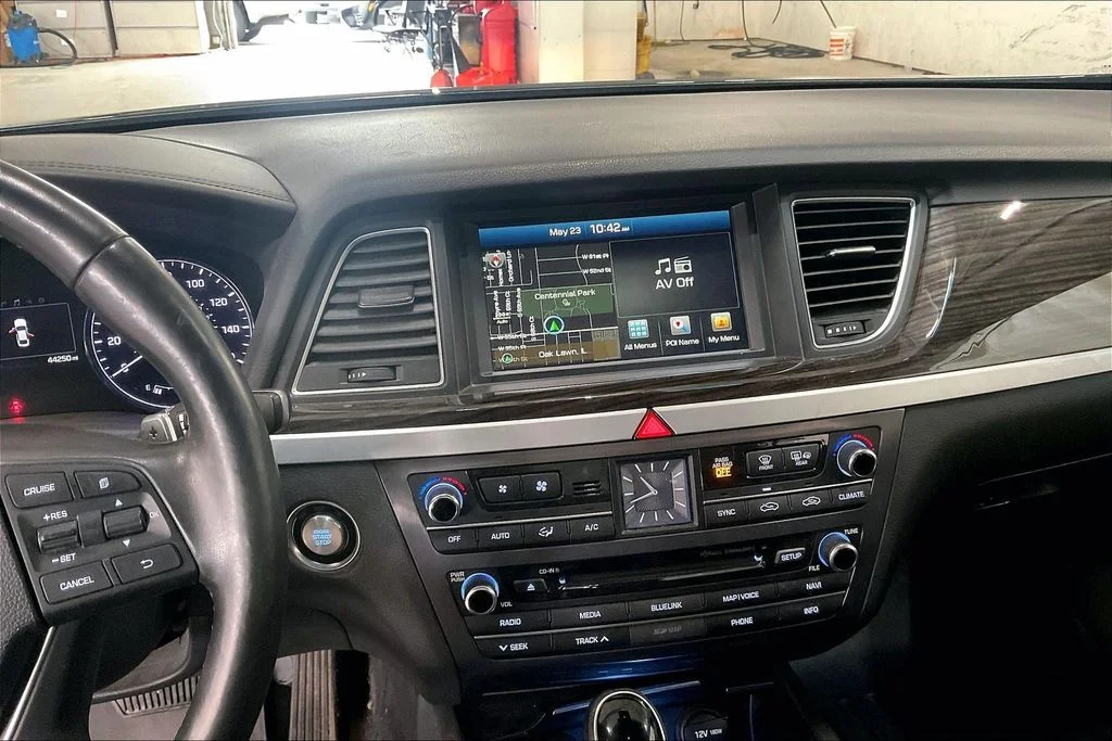 Used 2015 Black Hyundai 3.8 image 5
