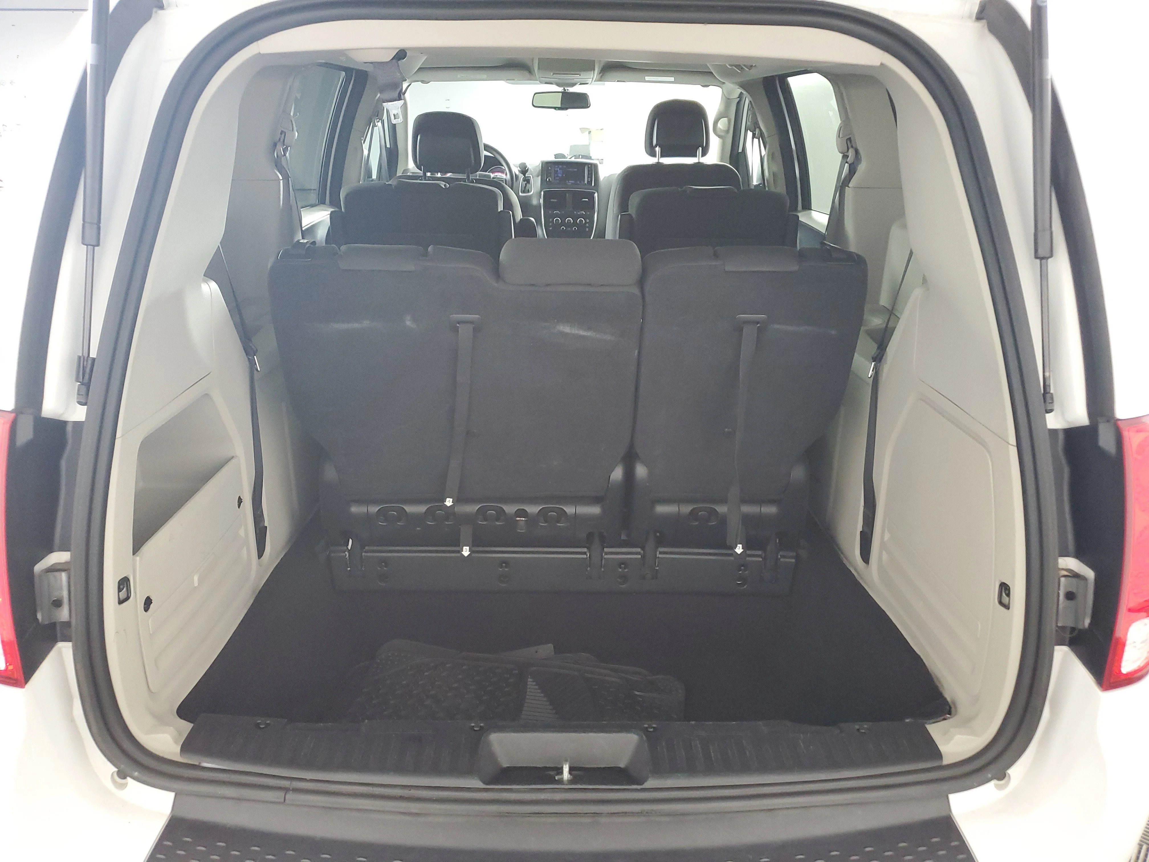 Used 2018 White Knuckle Clearcoat Dodge SE image 31