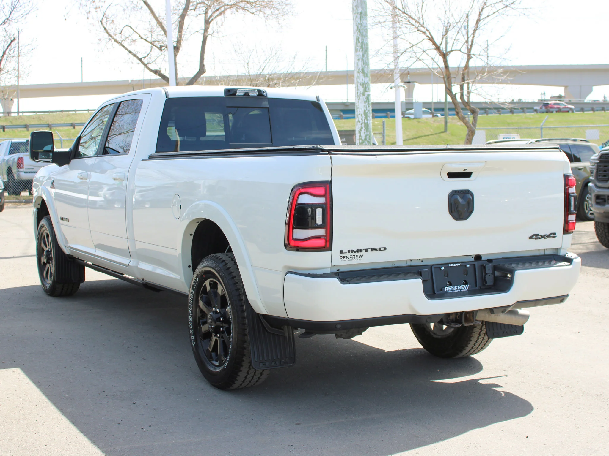 Certified Used 2024 White RAM Limited * Cummins Diesel | Night Edition | 5th Wheel & Gooseneck | Apple CarPlay | Adaptive Cruise image 15