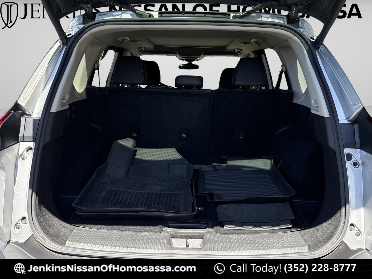 Used 2021 Brilliant Silver Metallic Nissan Platinum image 16