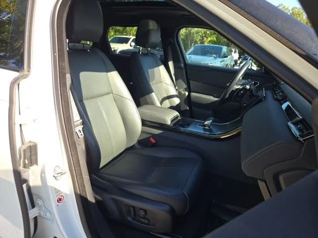 Used 2025 White Land Rover Dynamic SE image 11