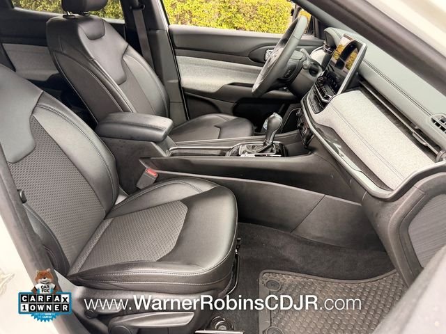 Used 2024 White Jeep Latitude image 19