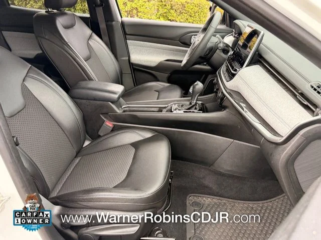 Used 2024 White Jeep Latitude image 19