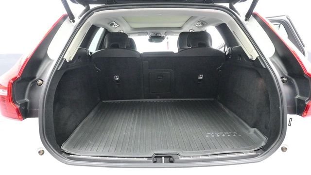 Used 2021 White Volvo T6 Momentum image 18