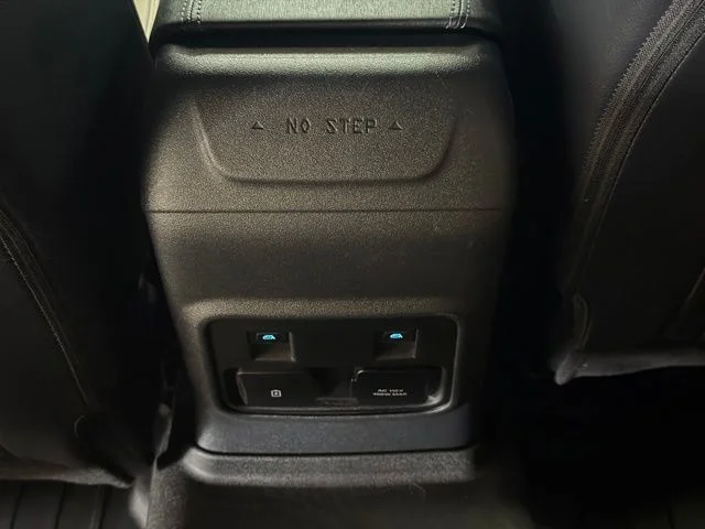 Used 2024 White Ford Wildtrak image 17
