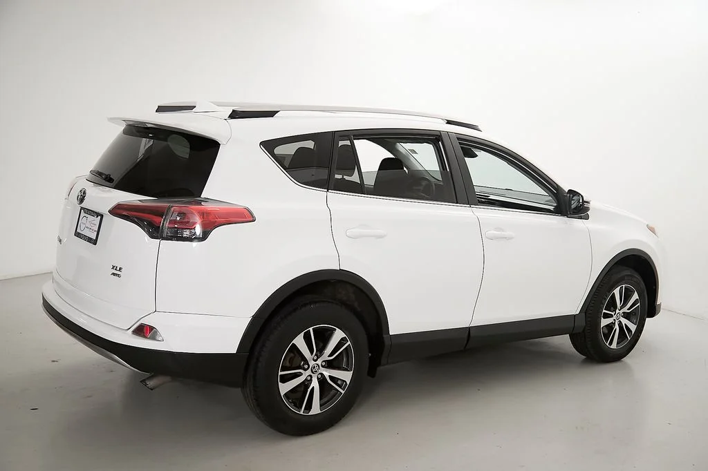 Used 2018 White Toyota XLE image 9