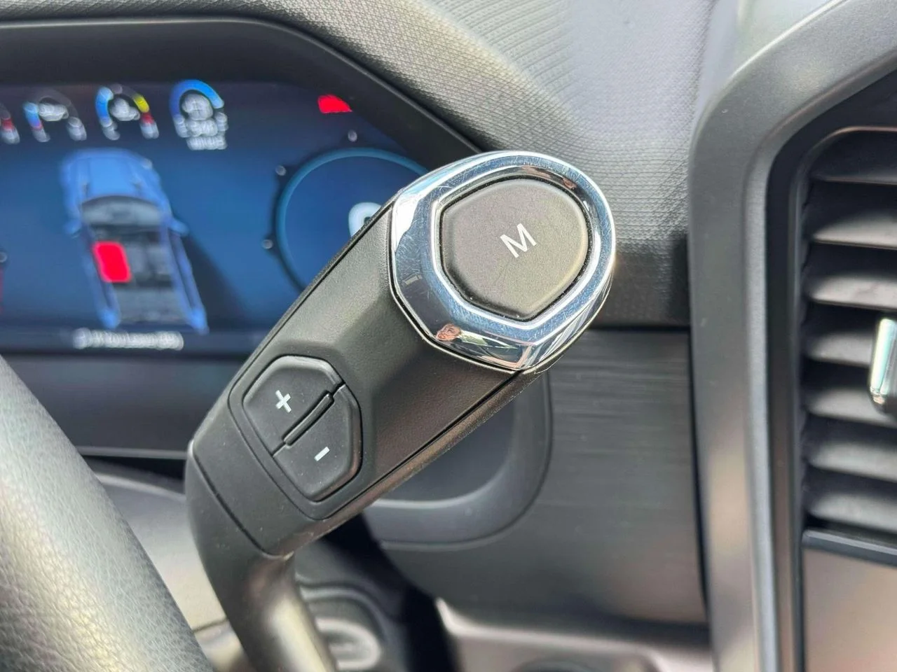 Used 2025 CARBONIZED GRAY METALLIC Ford XLT image 25