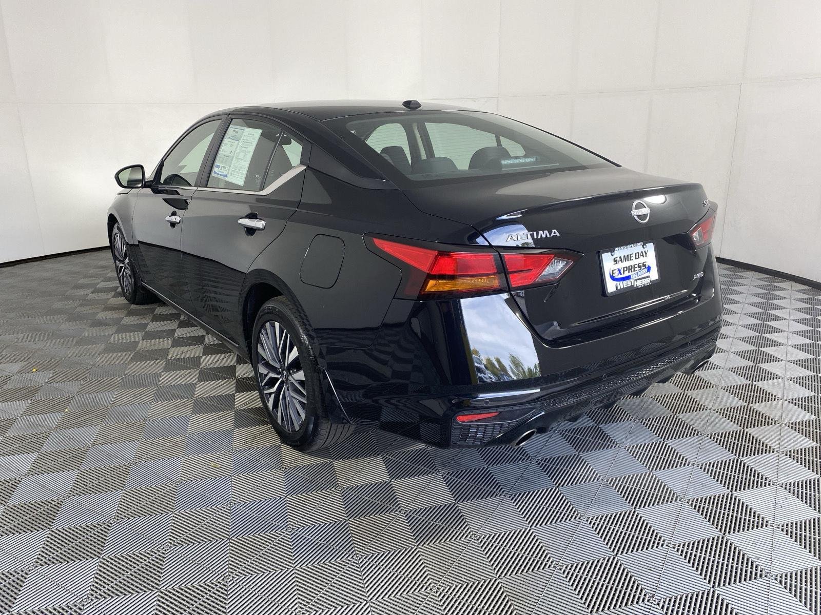 Used 2024 Super Black Nissan 2.5 SV image 5
