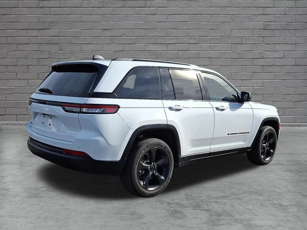 Used 2023 White Jeep Altitude 4x4 image 12
