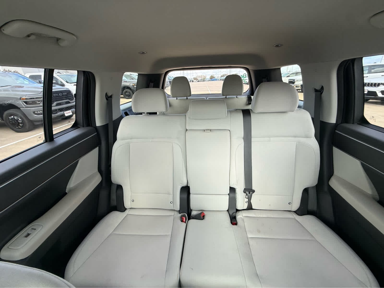 Used 2024 Shimmering Silver Hyundai SE image 7