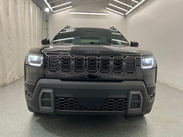 New 2026 Diamond Black Crystal Pearl-Coat Exterior Paint Jeep Laredo image 3
