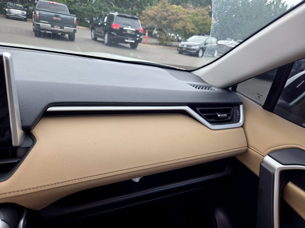 Used 2019  Toyota Limited image 20