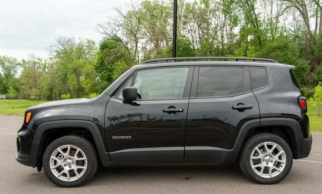 Used 2023 Black Jeep Latitude image 9