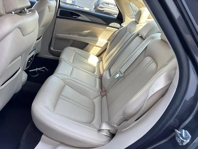 Used 2018 Magnetic Gray Metallic Lincoln Premiere image 12