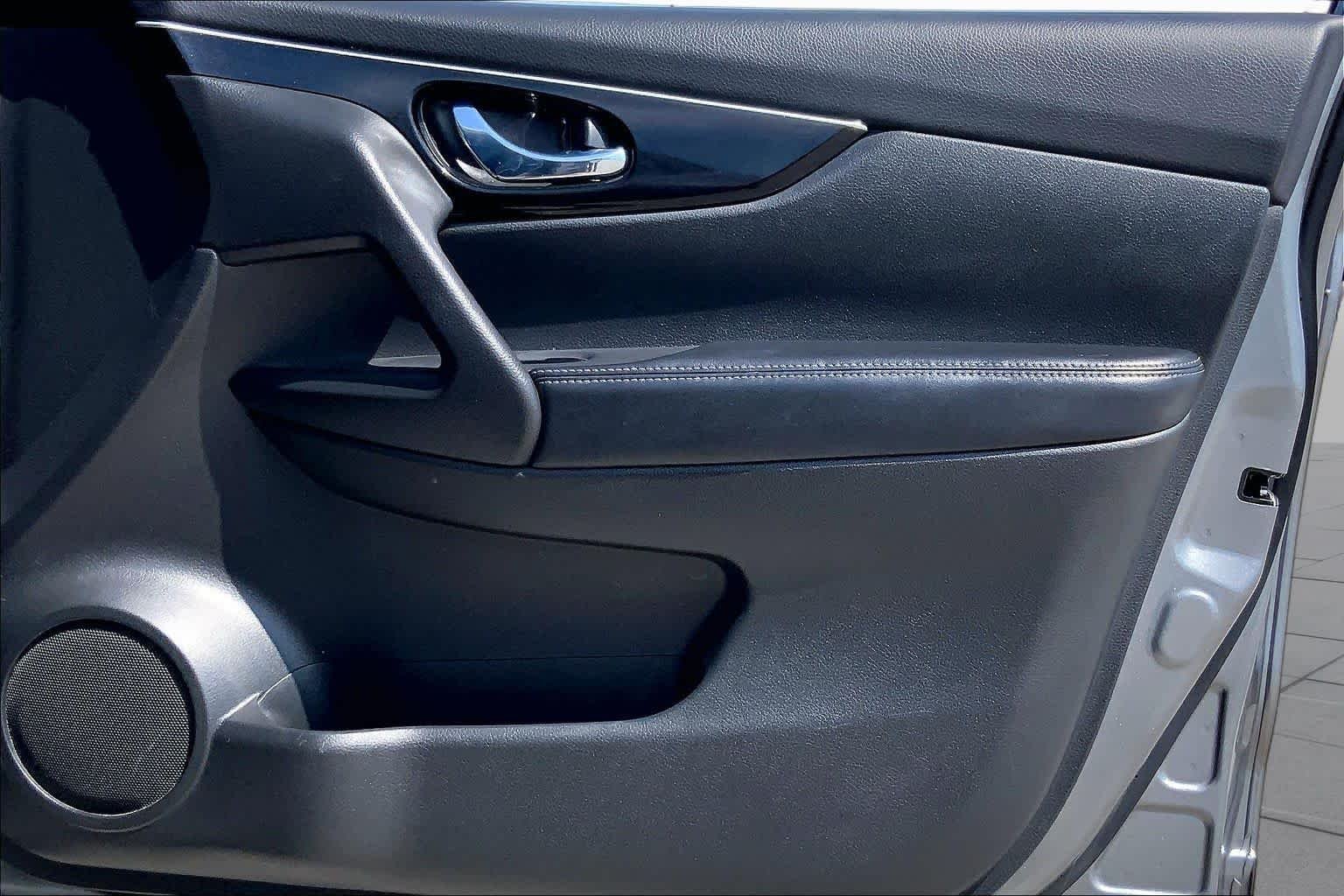 Used 2018 Gun Metallic Nissan SL image 22