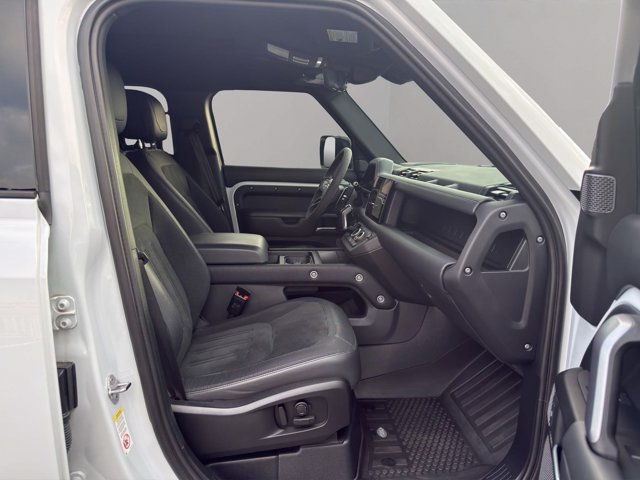 Used 2023 White Land Rover V8 image 21