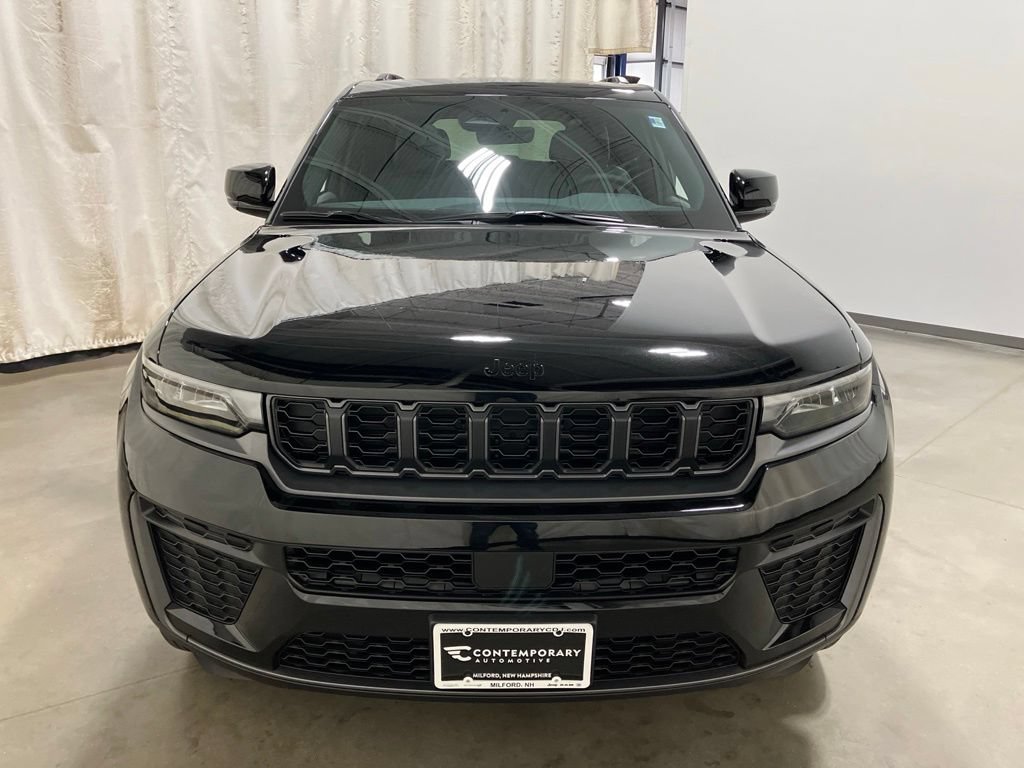 New 2026 Diamond Black Crystal Pearl-Coat Exterior Paint Jeep Laredo Altitude image 22