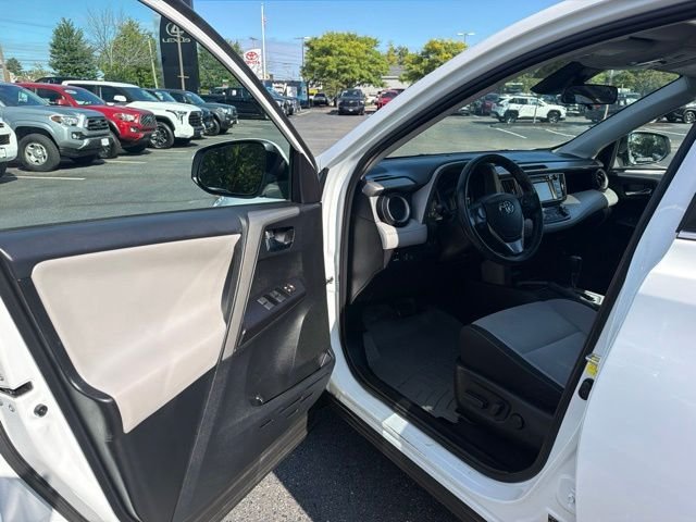 Used 2018 Super White Toyota XLE image 9