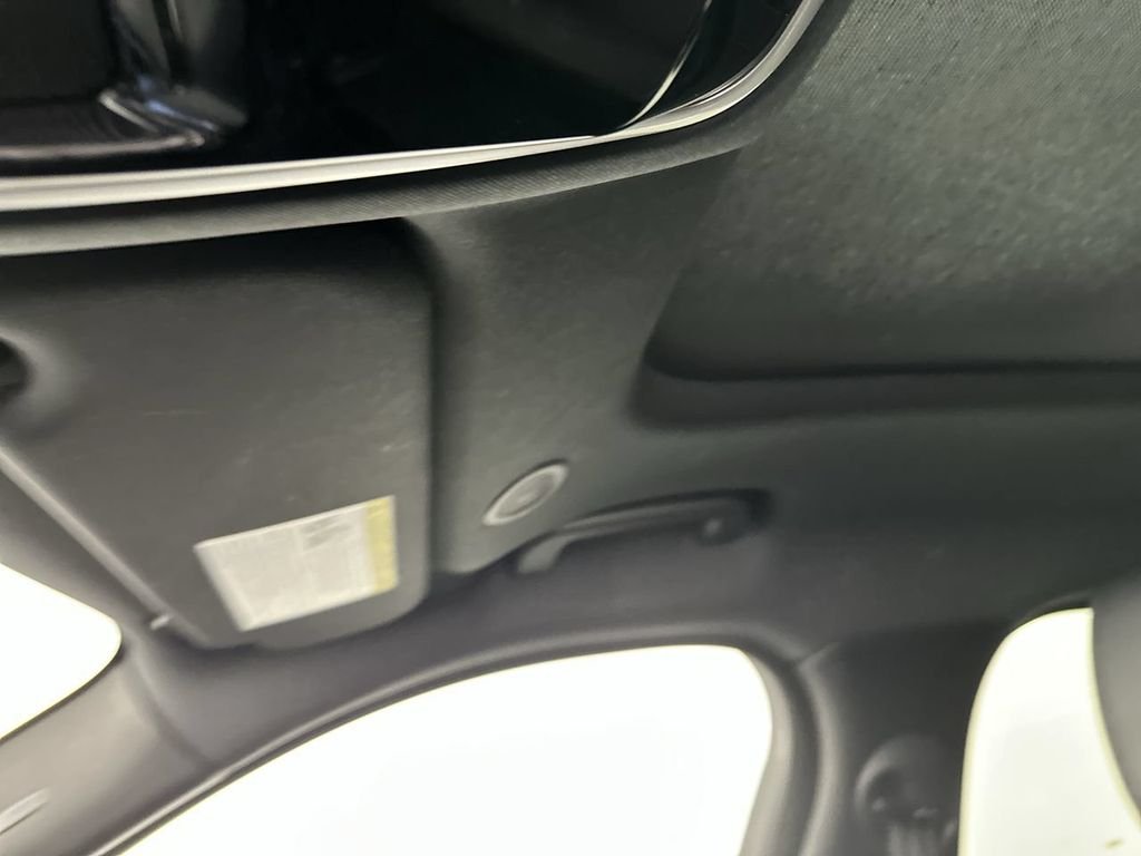 Used 2025  Land Rover Dynamic SE image 10