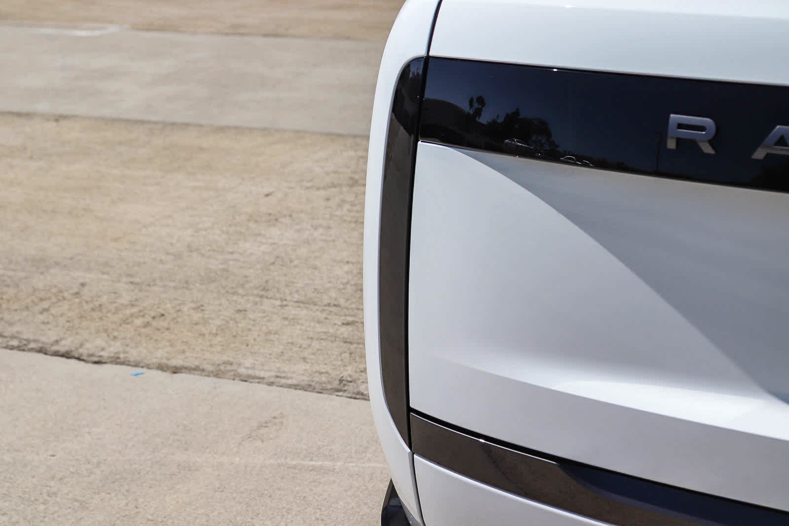 New 2026 Fuji White Land Rover SE image 7