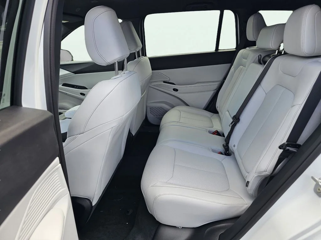 New 2026 Bright White Clear-Coat Exterior Paint Jeep Limited image 31