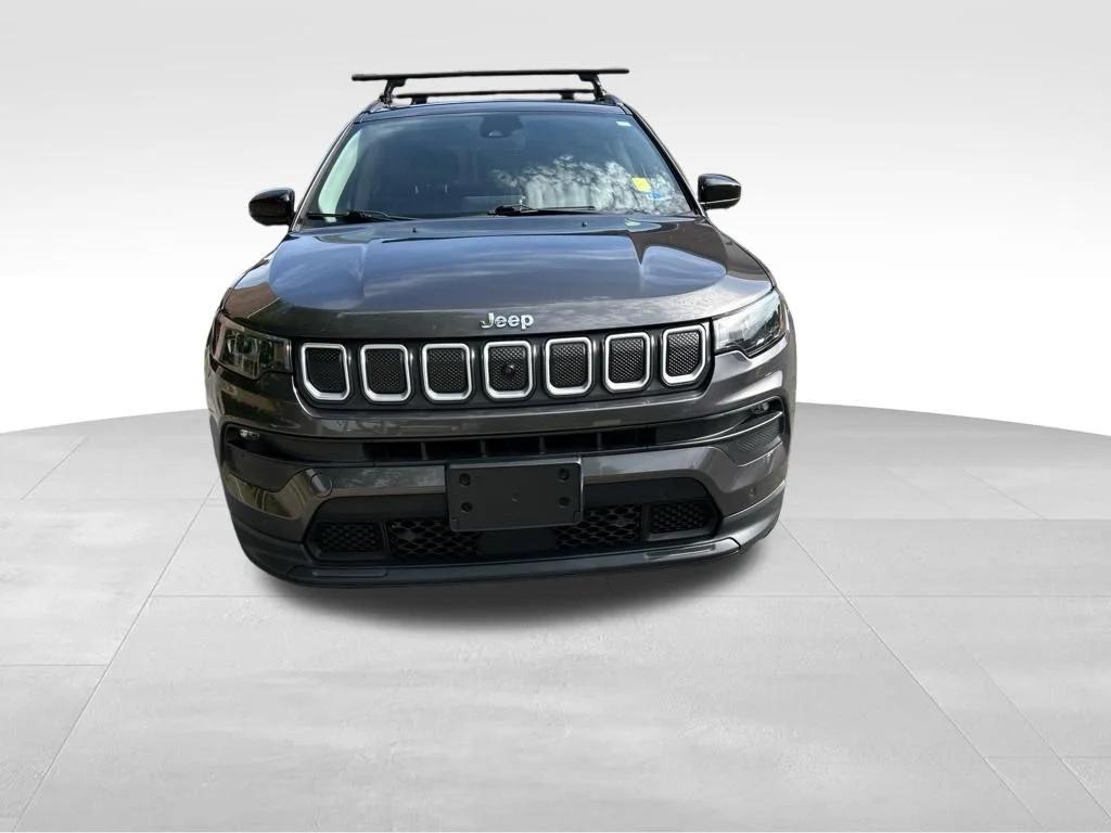 Used 2022 Gray Jeep Latitude image 9