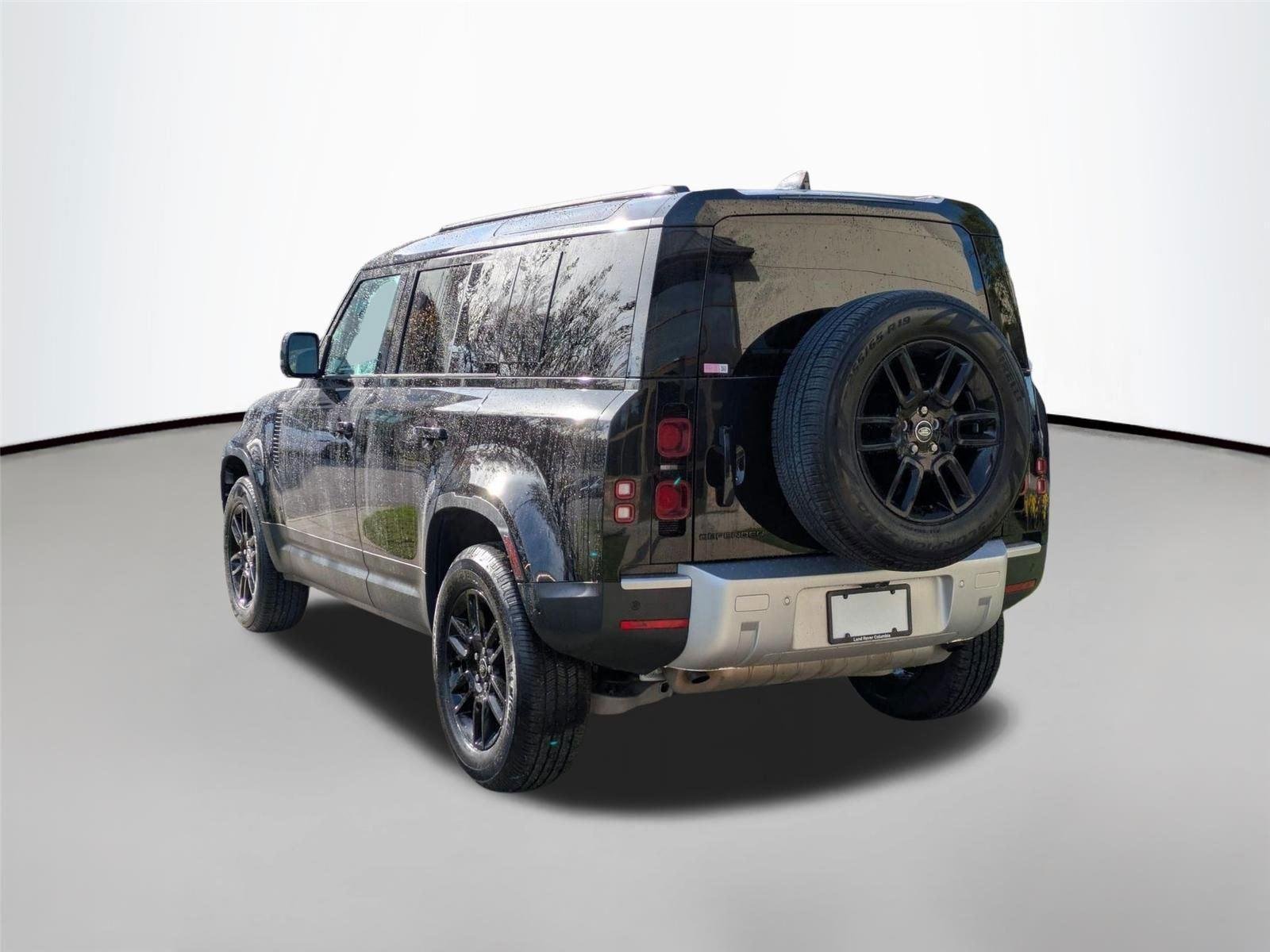 Used 2025 Santorini Black Metallic Land Rover S image 7