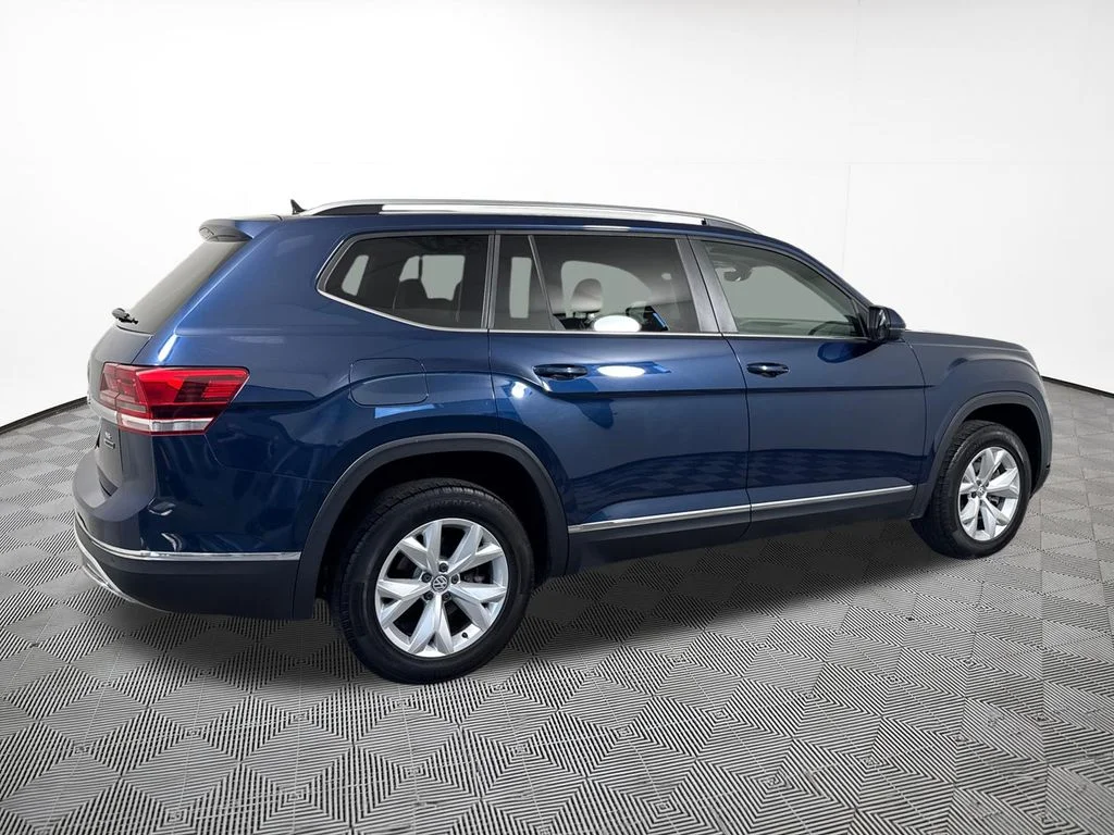 Used 2018 Blue Volkswagen SEL image 9