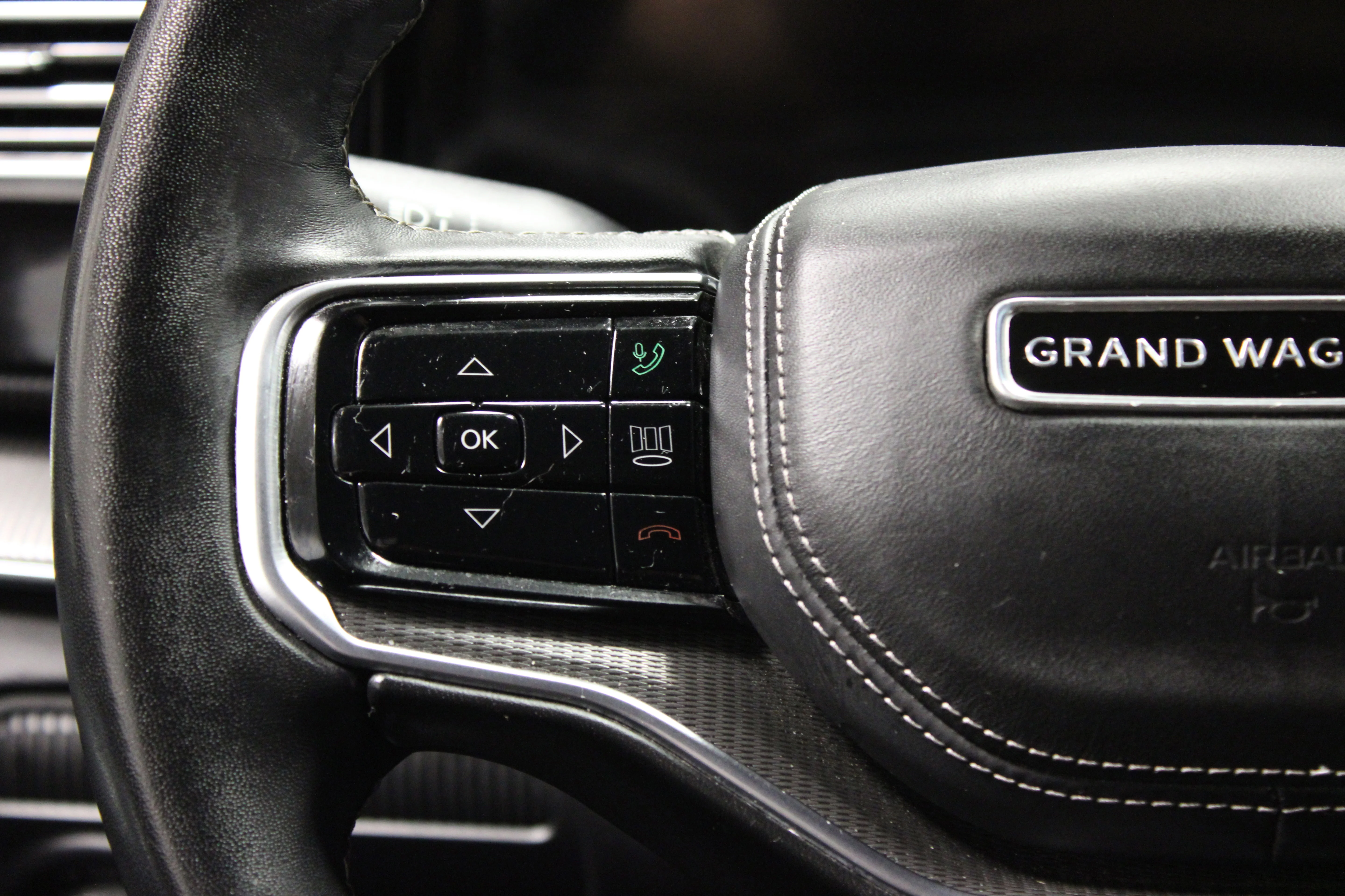 Used 2023 Diamond Black Crystal Pearlcoat Jeep Series II image 26