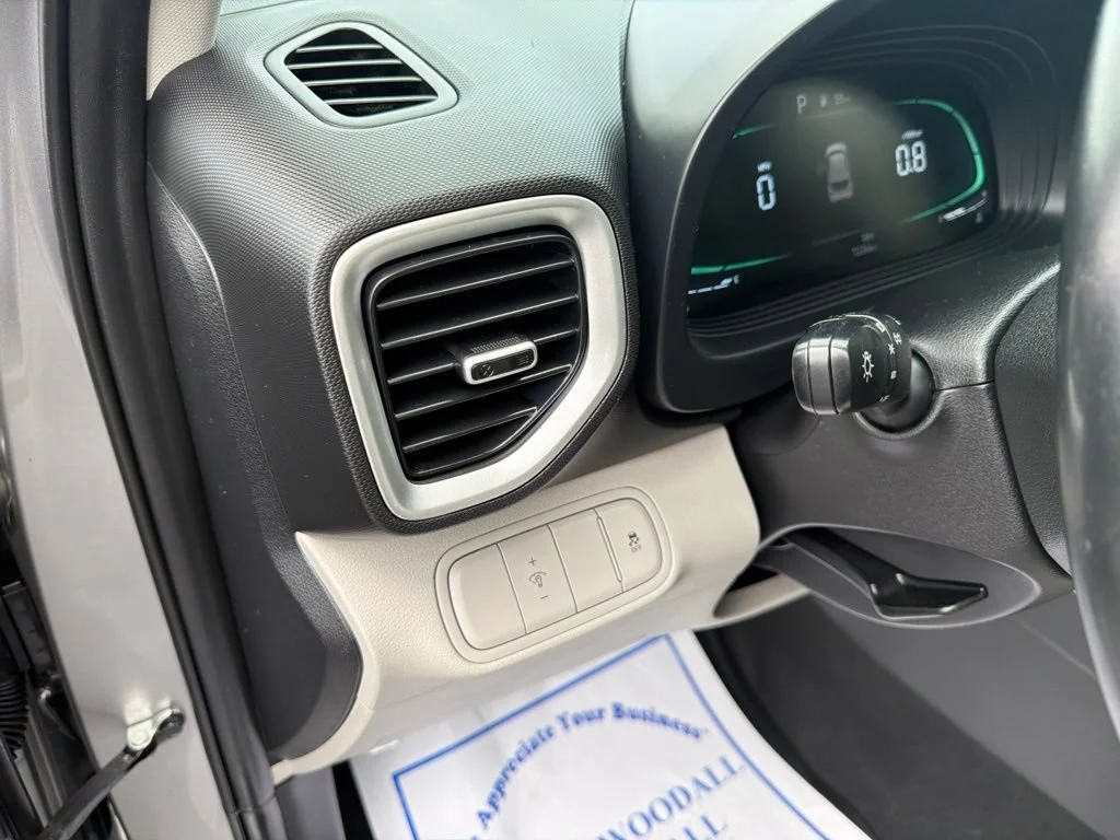 Used 2023 Stellar Silver Hyundai SEL image 17