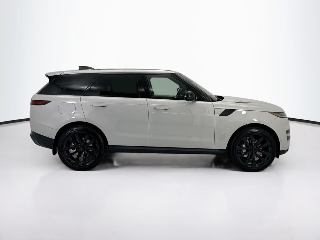 New 2026 Borasco Grey Land Rover SE image 4