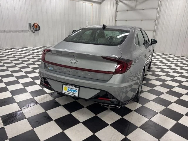 Used 2023 Silver Hyundai SEL image 4