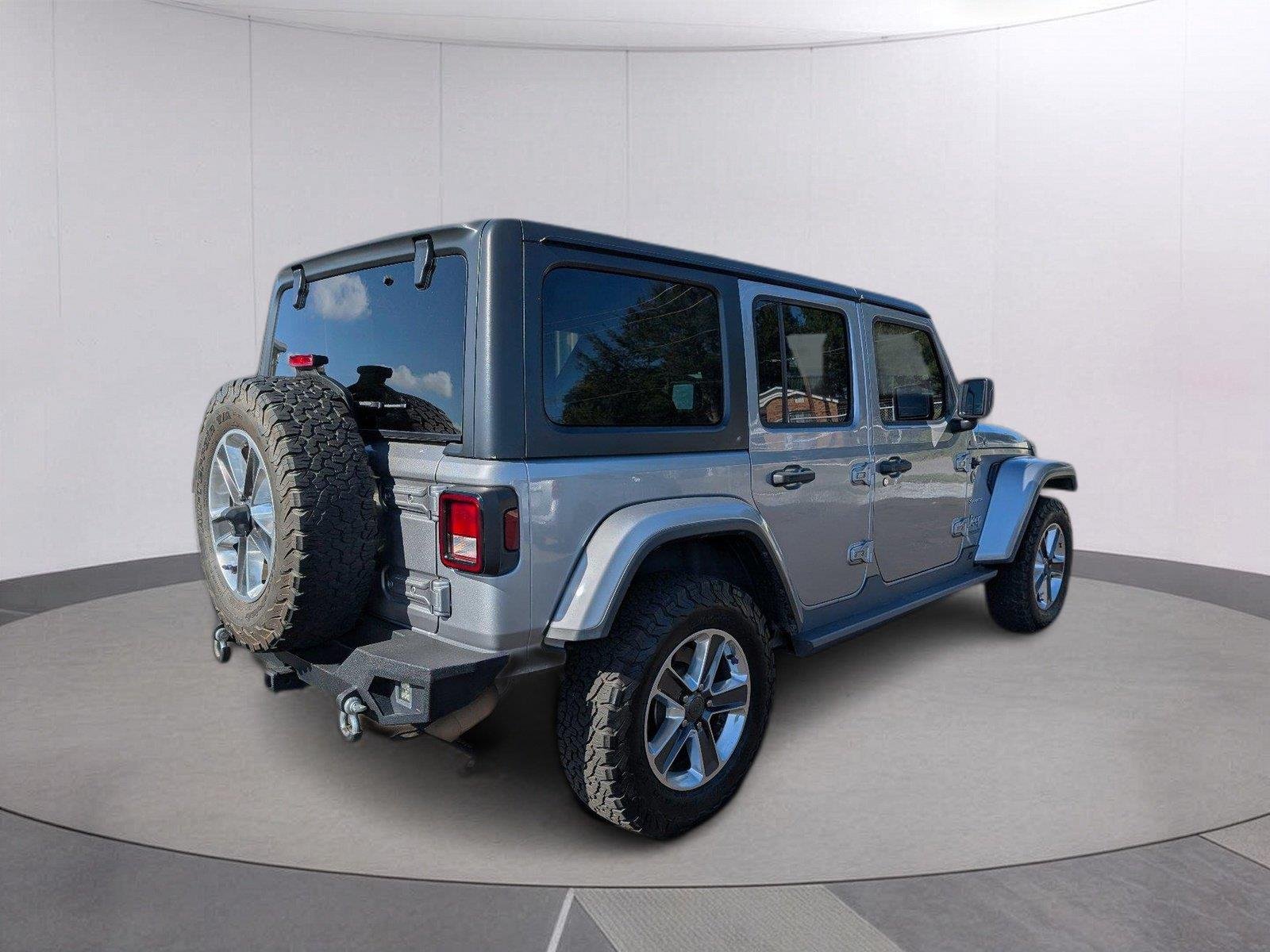Used 2020 Billet Silver Metallic Clearcoat Jeep Sahara image 7