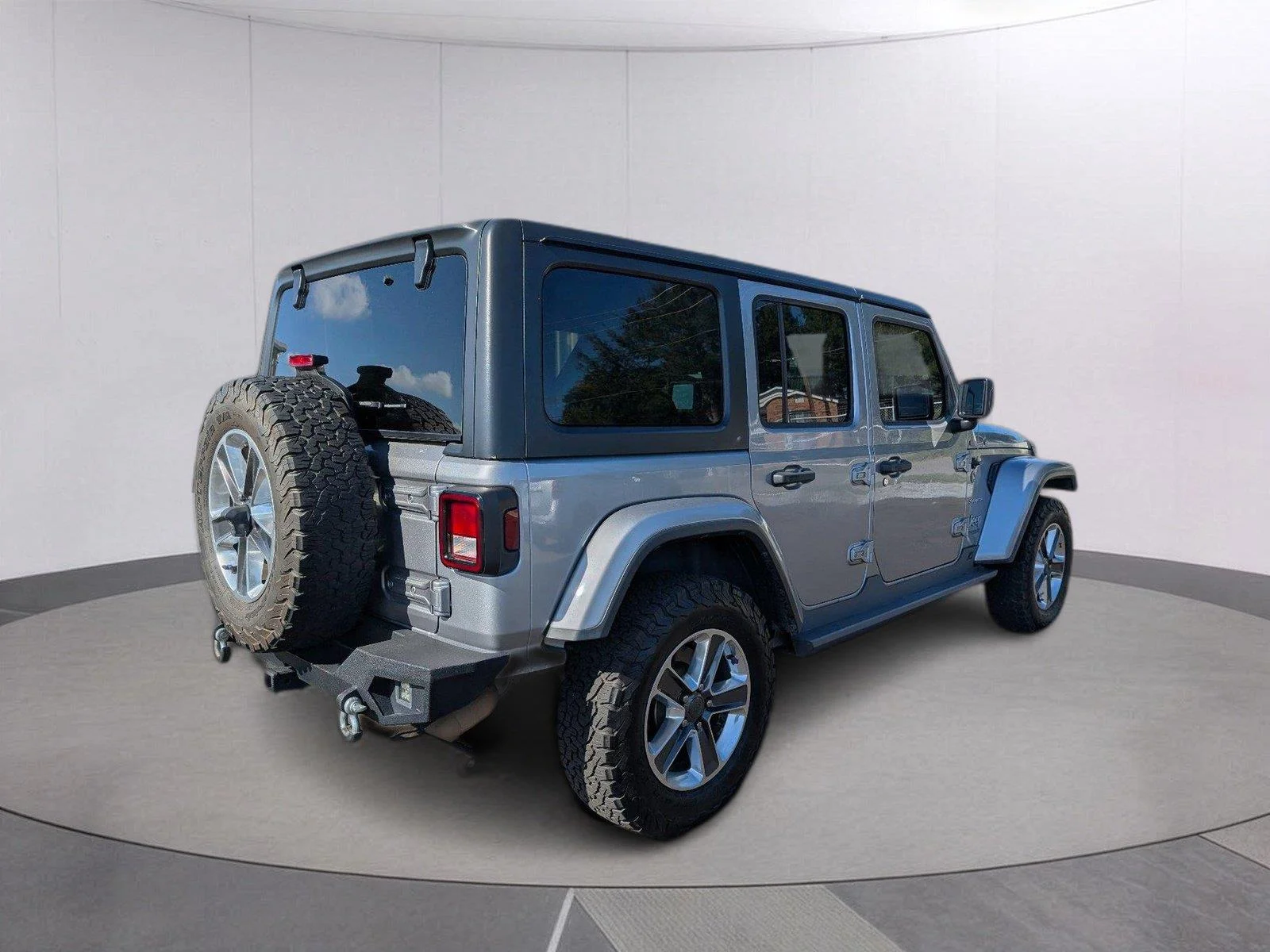 Used 2020 Billet Silver Metallic Clearcoat Jeep Sahara image 7
